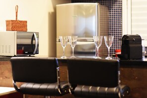 City Apartment, 1 Queen Bed, Non Smoking | Private kitchenette