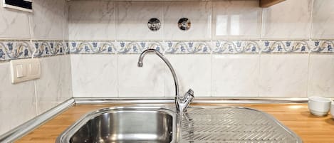 Appartement | Cuisine privée | Grand réfrigérateur, micro-ondes, plaque de cuisson, machine à expresso