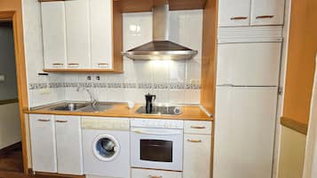 Appartamento Basic | Cucina privata | Frigorifero con congelatore, microonde, piano cottura