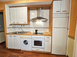 Apartamento básico | Cocina privada | Frigorífico grande, microondas y placa de cocina