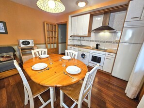 TV - Apartamentos Gavín Biescas 3000 (Biescas)