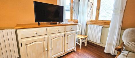 Basic-Apartment | Wohnbereich | Fernseher