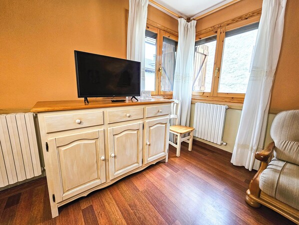 Eenvoudig appartement | Woonruimte | Een televisie