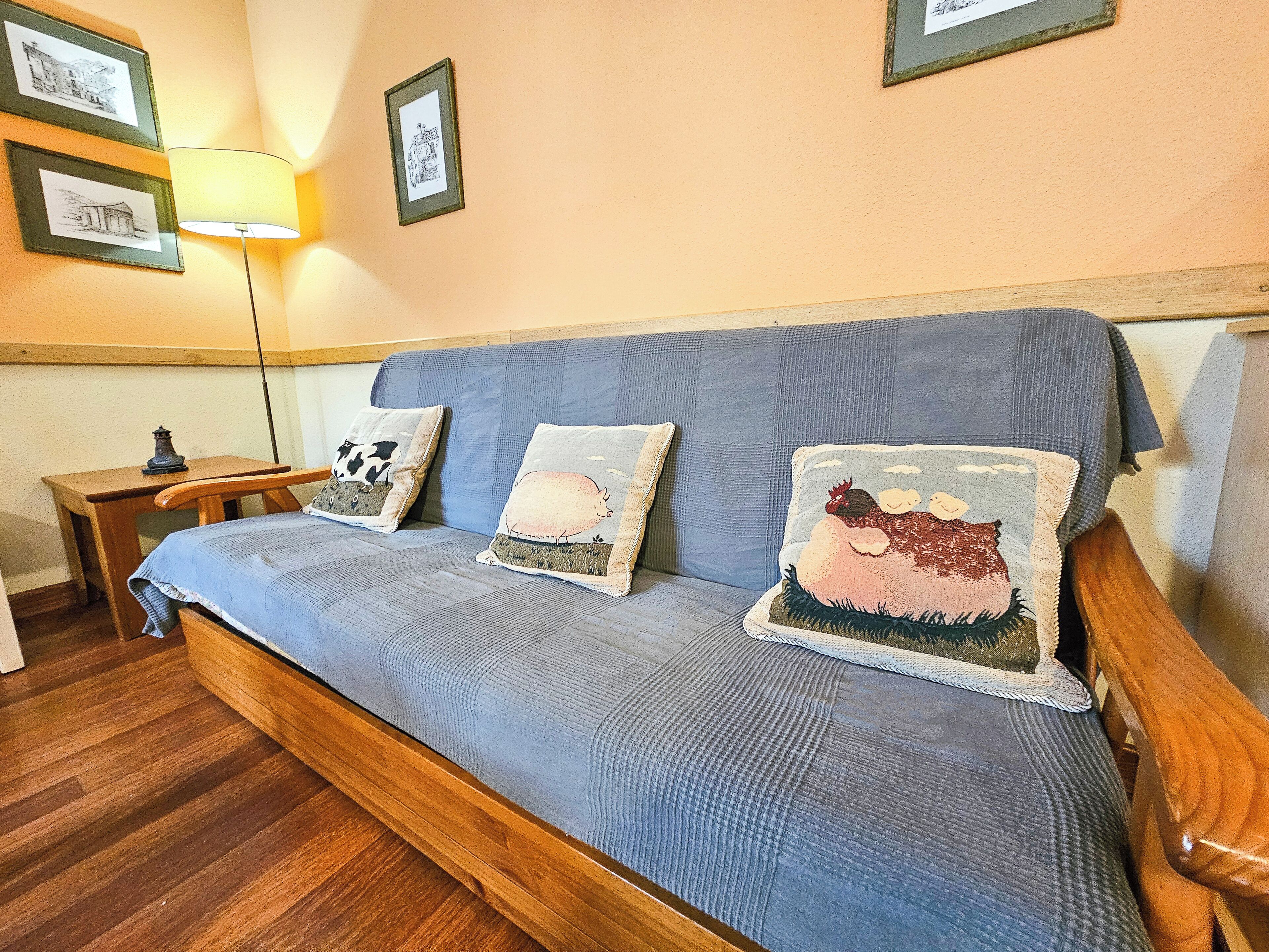 Basic Apartment | Living area | TV