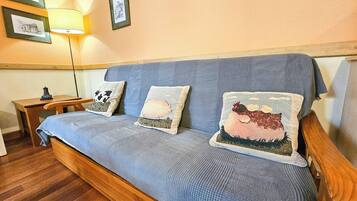 Basic Apartment | Living area | TV