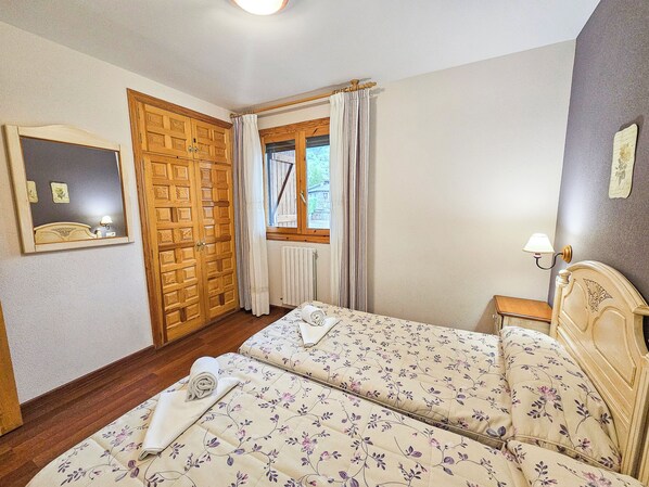 Individually decorated, bed sheets - Apartamentos Gavín Biescas 3000 (Biescas)