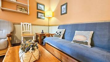 Basic Apartment | Living area