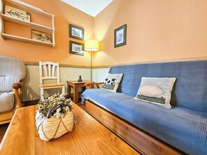 Basic Apartment | Living area