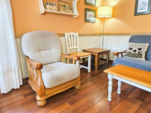 Eenvoudig appartement | Woonruimte | Een televisie