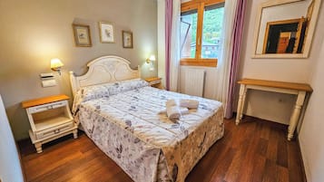 Basic Apartment | Individually decorated, bed sheets