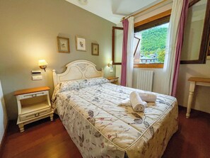 Individually decorated, bed sheets - Apartamentos Gavín Biescas 3000 (Biescas)