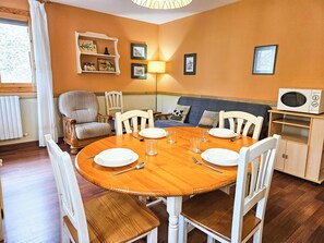 Eenvoudig appartement | Woonruimte | Een televisie