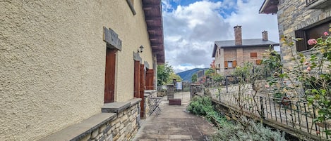 Basic Apartment | Terrace/patio