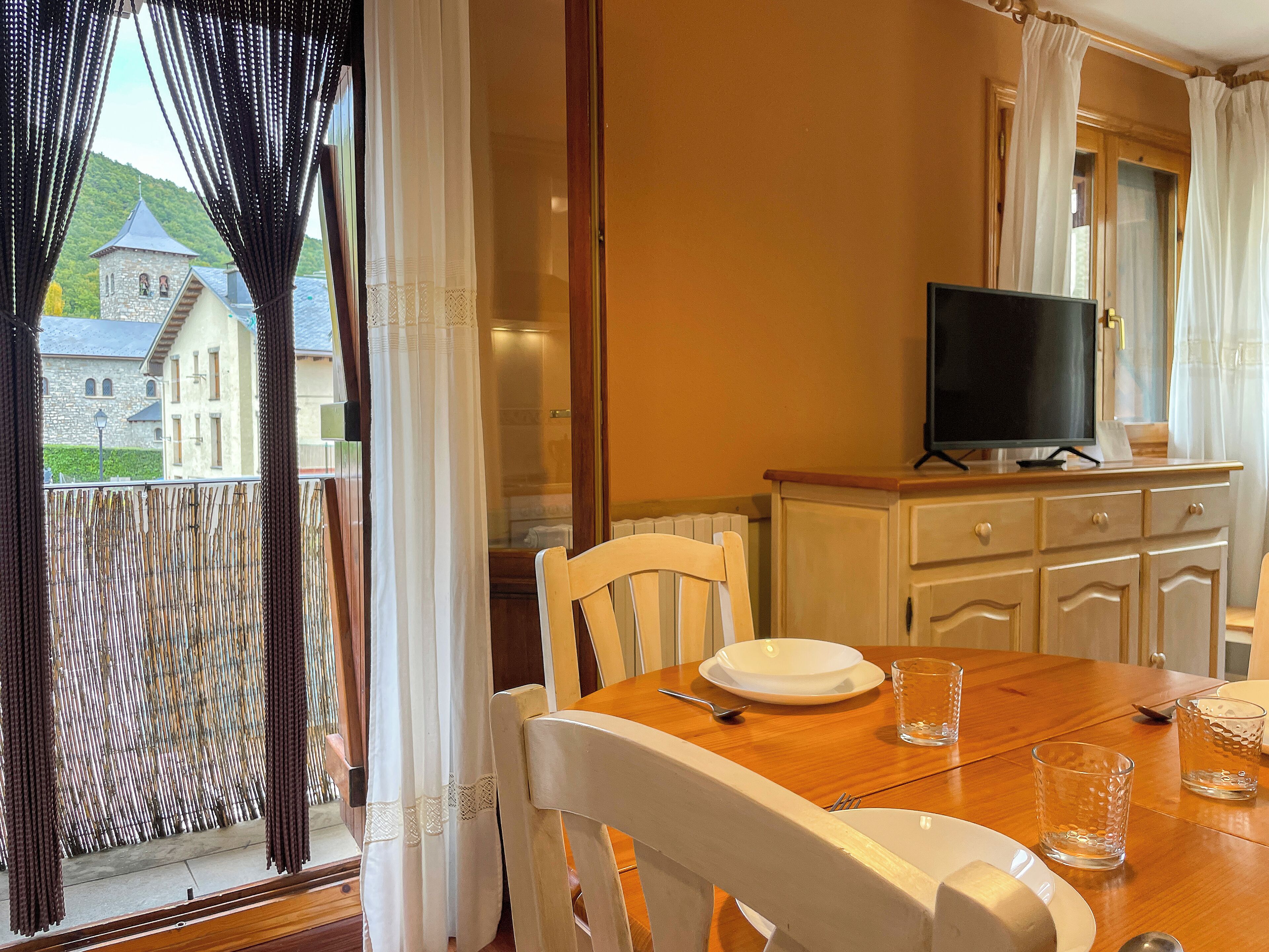 Basic Apartment | Ruang tamu | TV 