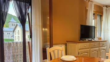 Basic Apartment | Ruang tamu | TV