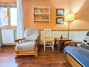 Basic Apartment | Living area