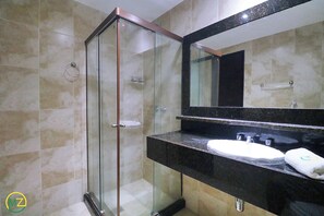 Panoramic-Maisonette, Mehrere Betten, Nichtraucher | Badezimmer | Dusche, Handtücher