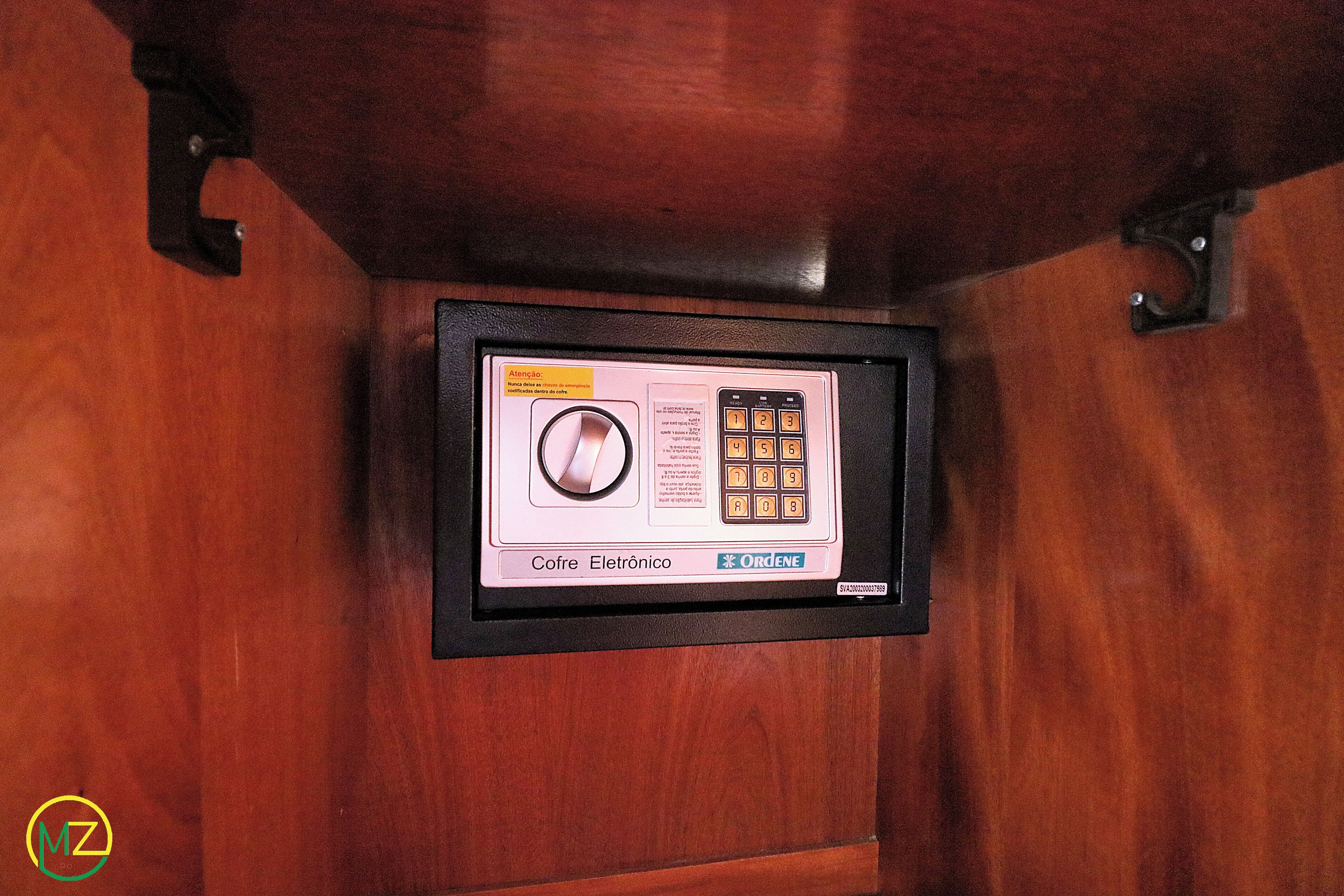 Cerradura electrónica enmarcada con teclado y orificio para llave en una puerta de madera.