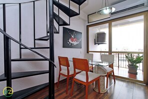 Appartement Duplex Panoramique, plusieurs lits, non-fumeurs | Coin séjour | Télévision LCD