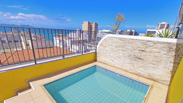 A rooftop pool with a view of the city and ocean. - MZapartments Raul Penthouse 06 (Rio de Janeiro)