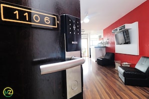 Duplex panorâmico, várias camas, para não fumantes | Área de estar | TV LCD