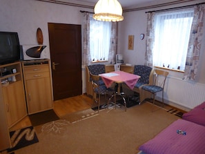 Habitación básica doble, para no fumadores | Área de sala de estar