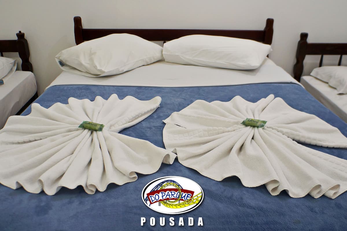 Cortinas opacas, wifi gratis, ropa de cama