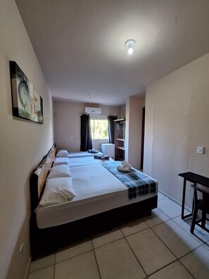 Superior Quadruple Room, Multiple Beds, Non Smoking | Blackout drapes, free WiFi, bed sheets, wheelchair access - Do Parque Pousada (Penha)