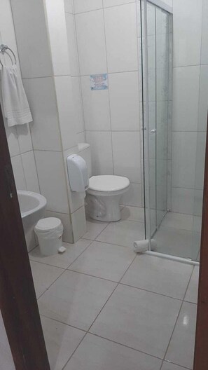 Shower, towels - Do Parque Pousada (Penha)