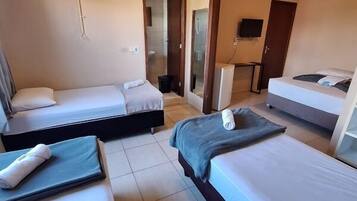 Quarto família | Cortinas blackout, Wi-Fi de cortesia, roupa de cama