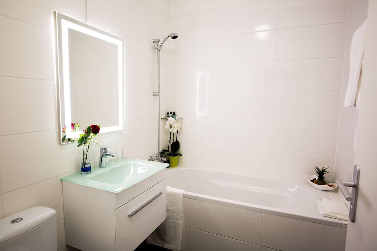 Banheiro | Chuveiro, chuveiro com efeito de chuva, toalhas de banho