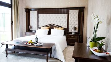 Suite – junior, 1 kingsize-seng, tilgjengelighetstilpasset, hageutsikt | Oppholdsrom | Smart-TV