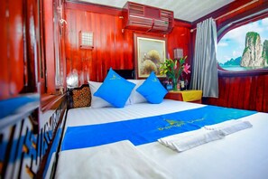 In-room safe, desk, blackout drapes, free WiFi - Sunlight Cruise (Hai Phong)