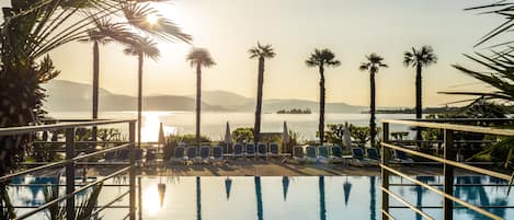 Piscine extérieure, parasols de plage, chaises longues