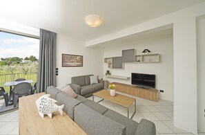 Apartamento, 2 quartos, vista para o lago | Área de estar | TV de tela plana