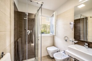 Suite, 2 kamar tidur | Kamar mandi | Shower, kloset,  dan handuk