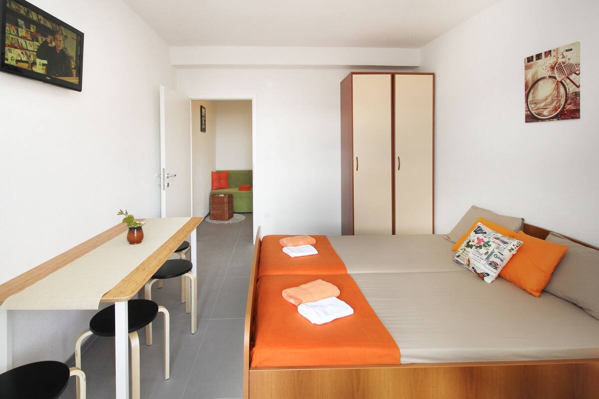 Apartment (Orange) | Free WiFi, bed sheets