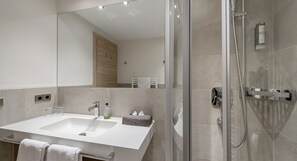 Ilmaiset hygieniatuotteet, hiustenkuivaaja, pyyhkeet