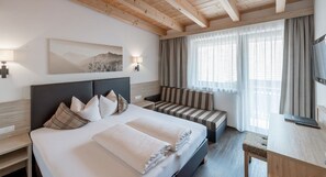 Tallelokero huoneessa, työpöytä, pimennysverhot, äänieristys