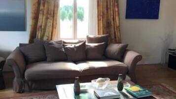 Télévision de 100 cm avec chaßnes par cùble, lecteur de DVD