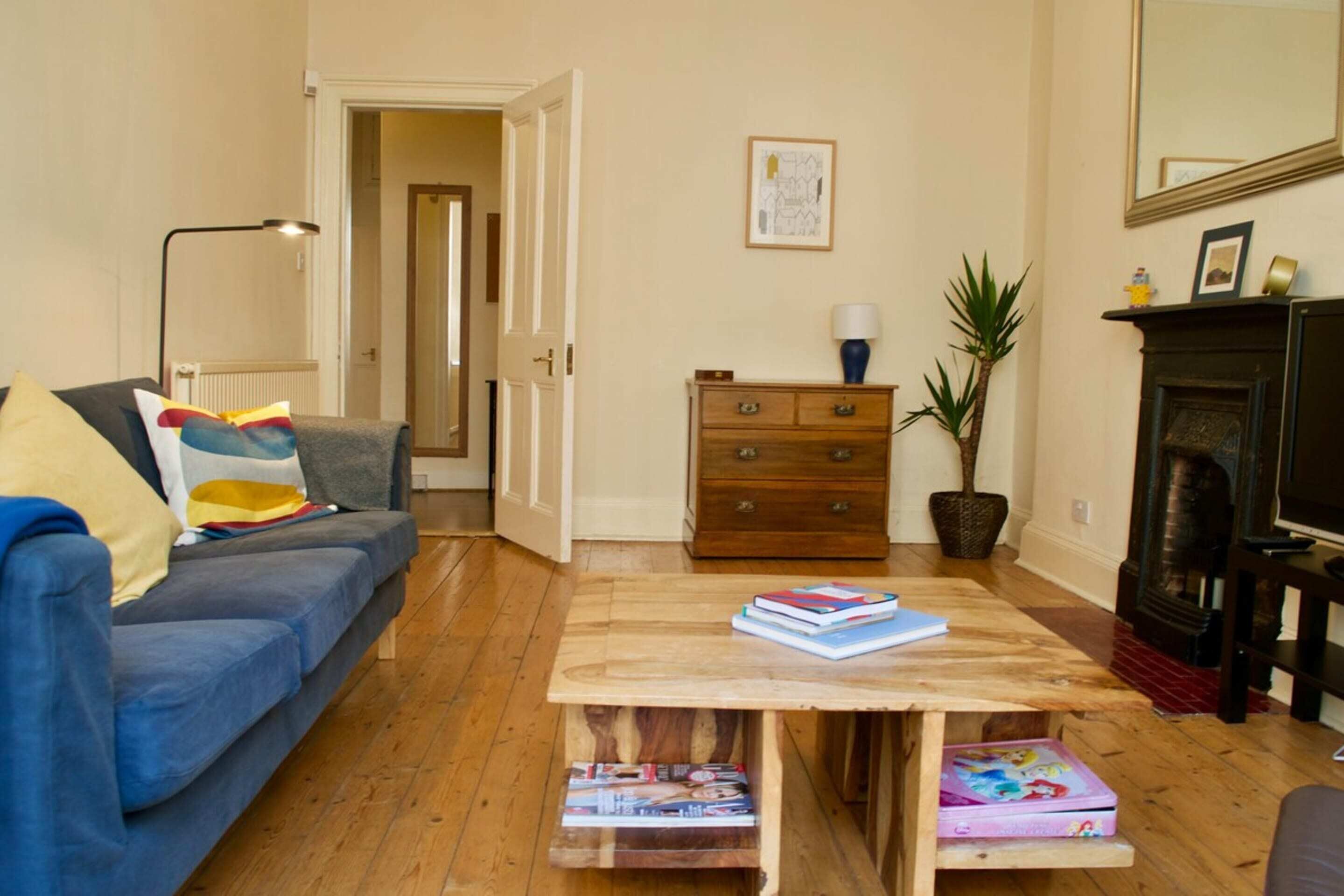 House (3 Bedrooms) | Ruang tamu | TV, pendiangan 