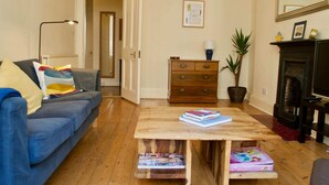 Casa (3 Bedrooms) | Sala de estar | Televisión y chimenea 