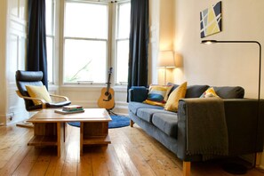 House (3 Bedrooms) | Living room | TV, fireplace - Beautiful Traditional 3 Bedroom Apartment in Edinburgh (Edinburgh)