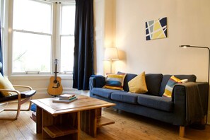 House (3 Bedrooms) | Living room | TV, fireplace - Beautiful Traditional 3 Bedroom Apartment in Edinburgh (Edinburgh)