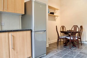 Nhà (3 Bedrooms) | Bếp riêng | Tủ lạnh, lò vi sóng, lò nướng, bếp nấu 
