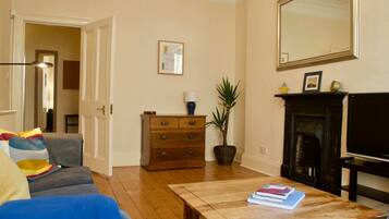 House (3 Bedrooms) | Living room | TV, fireplace