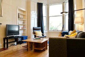 House (3 Bedrooms) | Living room | TV, fireplace - Beautiful Traditional 3 Bedroom Apartment in Edinburgh (Edinburgh)