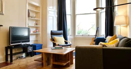 Beautiful Traditional 3 Bedroom Apartment in Edinburgh