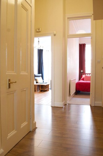 Beautiful Traditional 3 Bedroom Apartment in Edinburgh