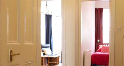 Beautiful Traditional 3 Bedroom Apartment in Edinburgh